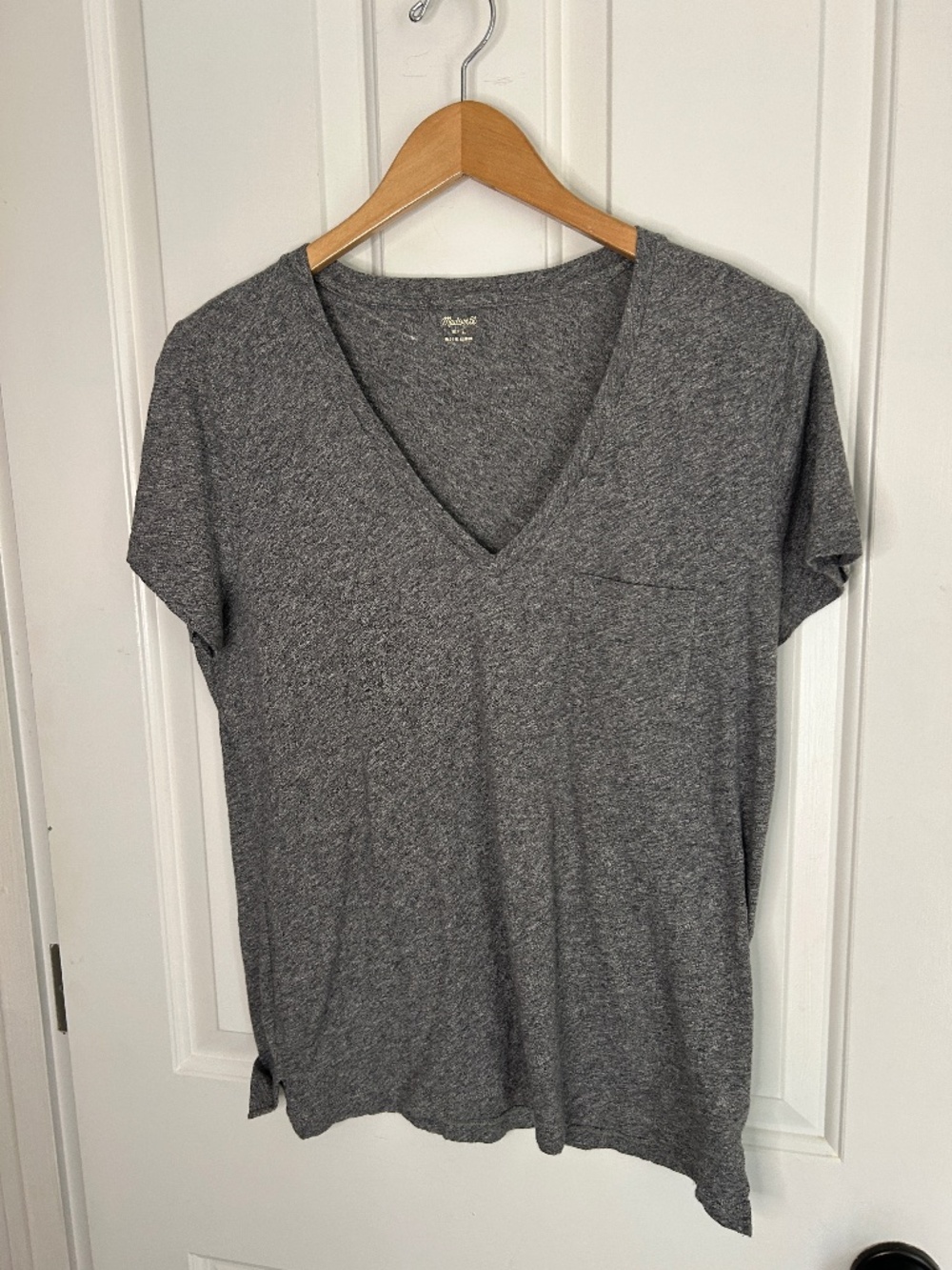 Madewell Whisper Cotton V-Neck Tee in a dark gray heather wash - Large